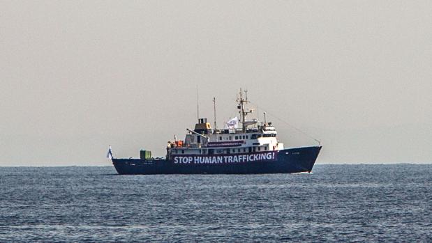 El barco averiado del grupo xenófobo Defend Europe rechaza la ayuda de la ONG de ayuda a inmigrantes