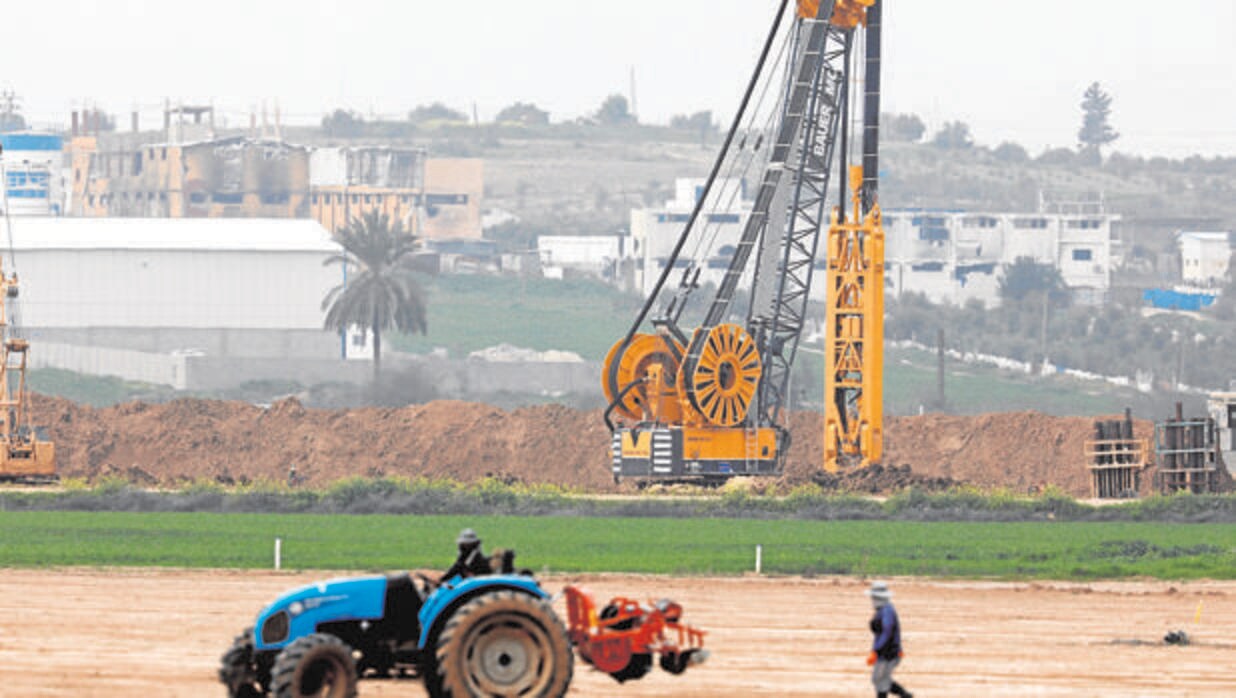 Maquinaria pesada trabaja en la frontera con Gaza