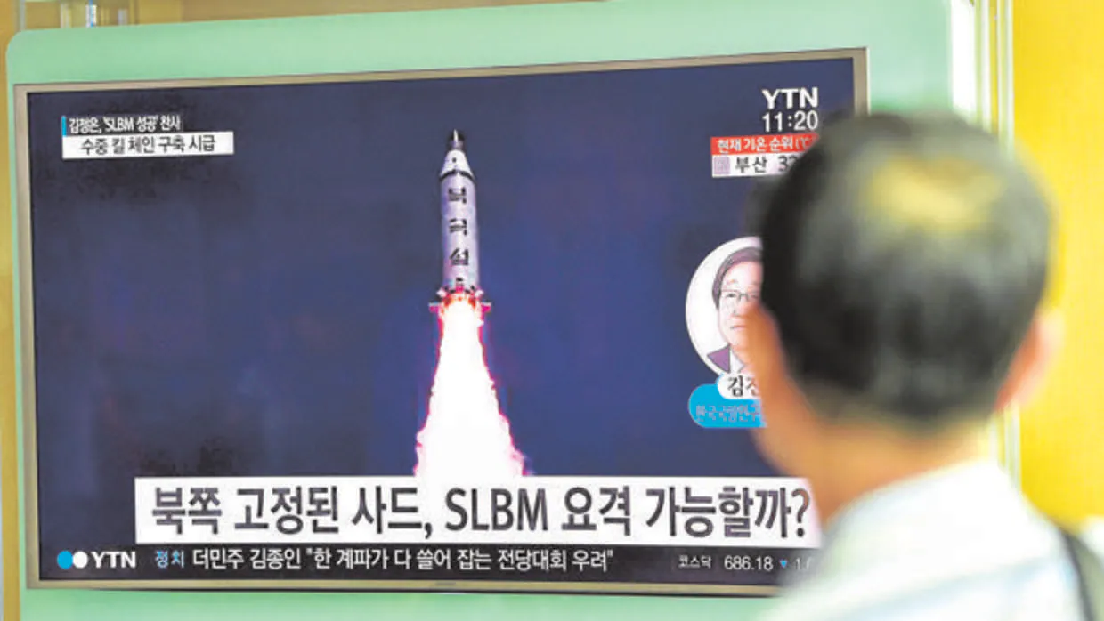 Un hombre contempla un reportaje sobre Corea del Norte en una televisión en Seúl