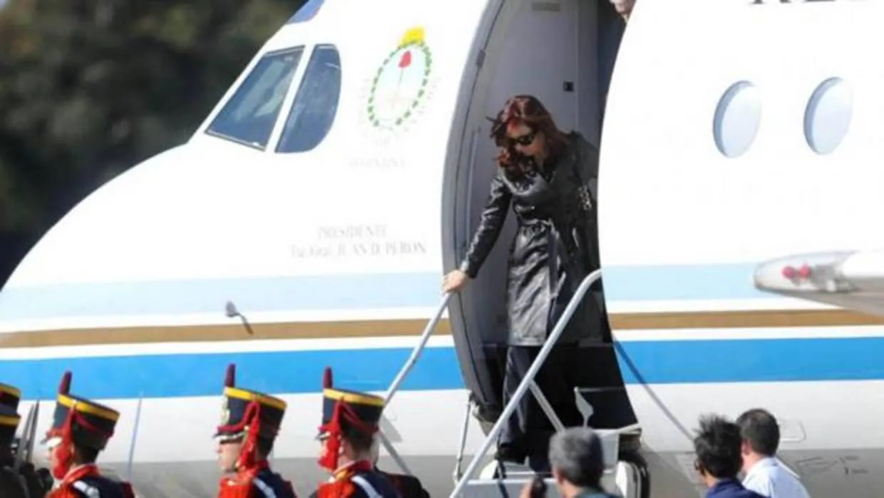 Cristina Fernández de Kirchner, en una imagen de archivo, baja del avión presidencial Tango
