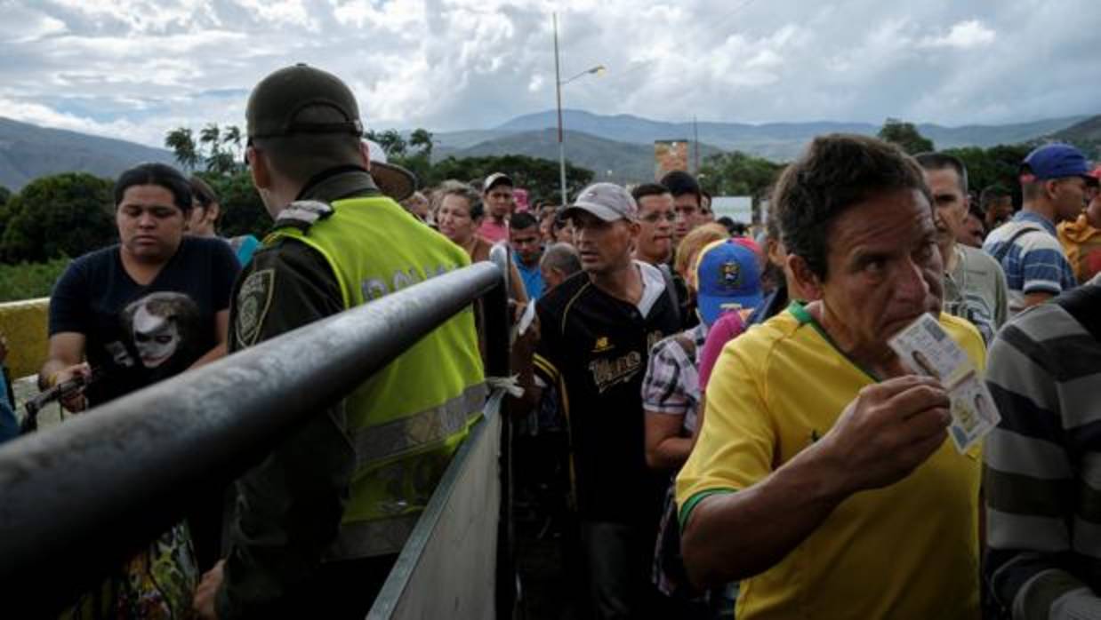 Miles de Venezolanos cruzan la frontera entre Venezuela y Colombia por el puente internacional Simón Bolivar con destino a Cúcuta, Colombia. Los venezolanos huyen de las miserias que vive hoy Venezuela por culpa de la dictura de Nicolas Maduro