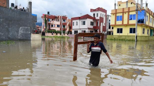 Aumentan a 81 los turistas españoles atrapados por las inundaciones en Nepal