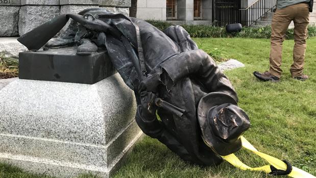 Derriban una estatua en honor a los soldados confederados de Durham