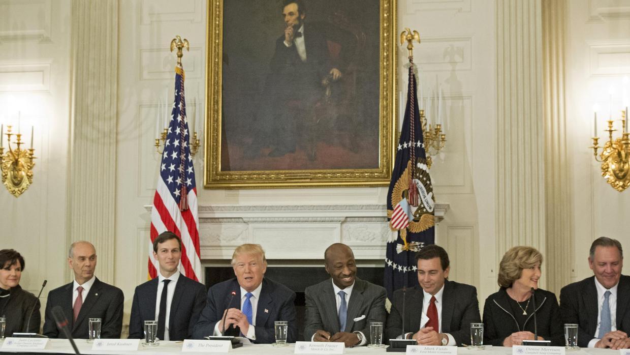 Fotografía de archivo del 23 de febrero de 2017 que muestra a la directora ejecutiva de la empresa Campbell, Denise Morrison (2d), asiste al consejo organizado por presidente estadounidense, Donald Trump (c), sobre empresas manufactureras en la Casa Blanca, Washington (Estados Unidos)