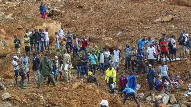 Mueren más de cien niños por la avalancha de tierra en una localidad cercana a Freetown