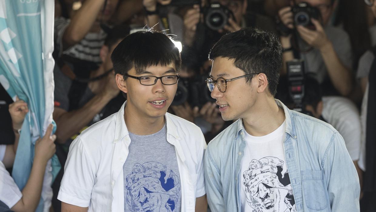 Los líderes estudiantiles Nathan Law (dcha) y Joshua Wong (izq) hacen una delaracion a la prensa a las puertas del Tribunal Supremo de Hong Kong antes de que la Corte dicte sentencia