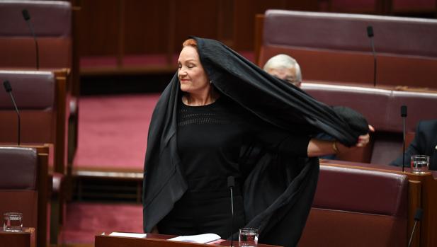 Una senadora ultraconservadora acude al Parlamento australiano con burka