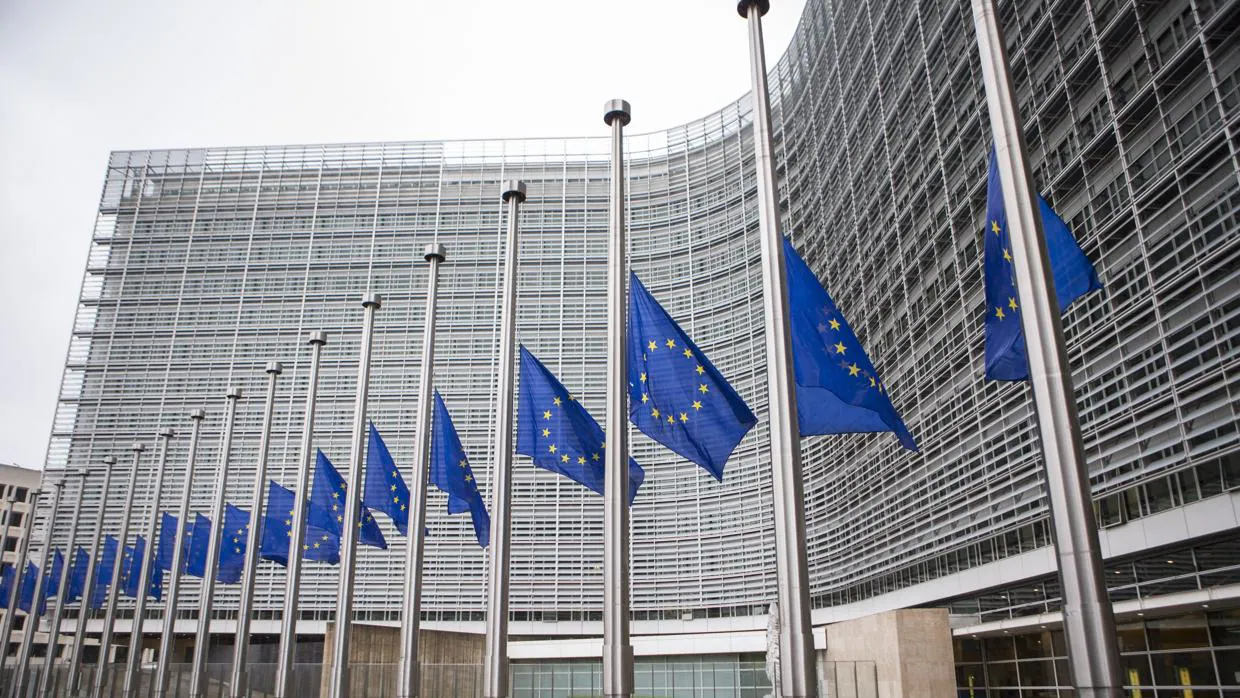Banderas a media asta frente a la Comisión europea