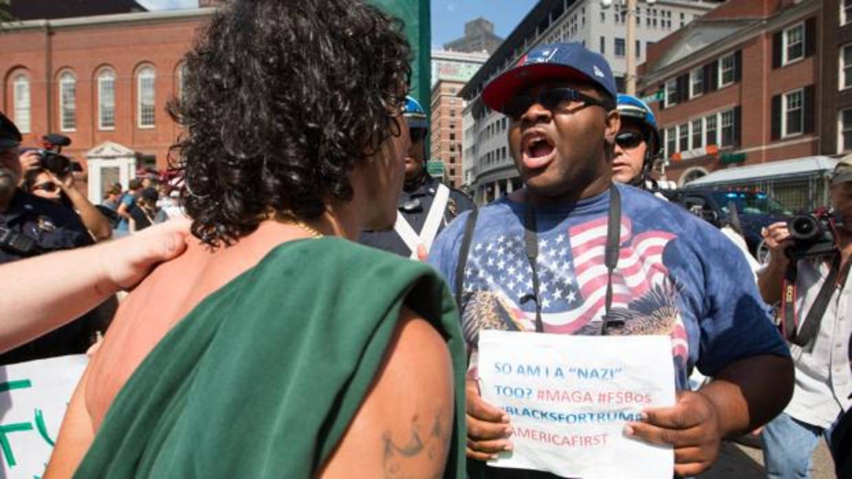 Manifestantes enfrentados en la concentración de «Free Speech Rally»