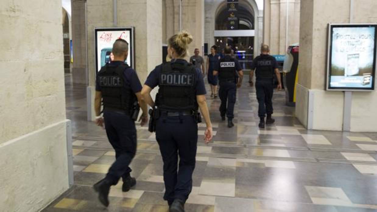 Muere a tiros de la Policía en Francia un hombre que amenazó con un cuchillo