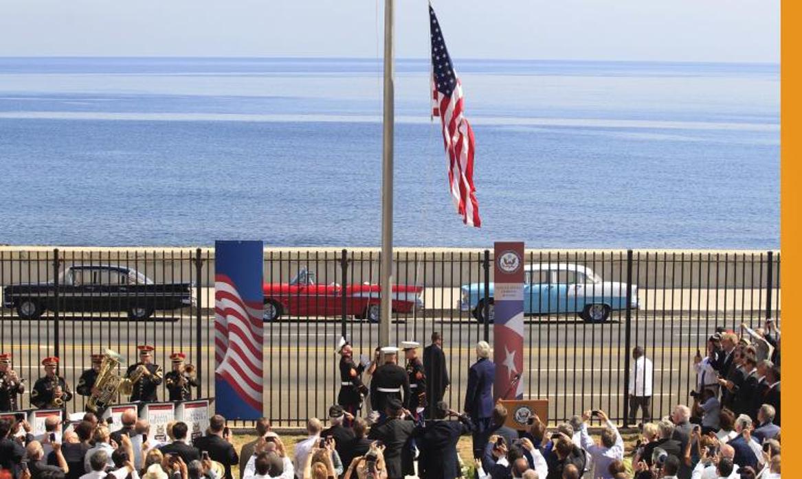 Izada de la bandera de EE.UU. en su embajada en La Habana, en agosto de 2015, tras el restablecimiento de las relaciones con Cuba