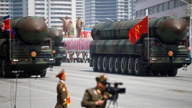 Kim Jong-un ordena producir más motores de cohetes y cabezas de misiles