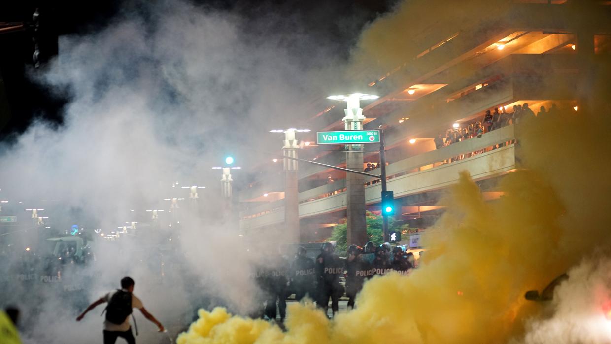 La policía disolvió con gases lacrimógenos a un grupo de manifestantes que protestaba contra la presencia de Trump en la ciudad