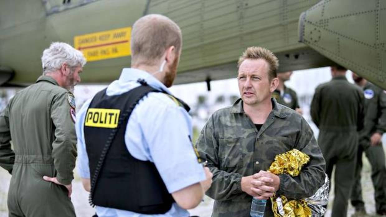 Peter Madsen conversando con un oficial de policía