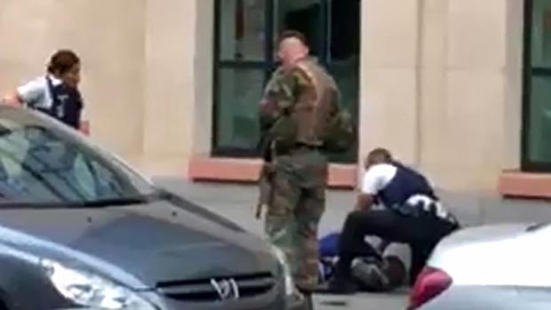 La Fiscalía trata de «atentado terrorista» el ataque de un hombre a dos militares en el centro de Bruselas