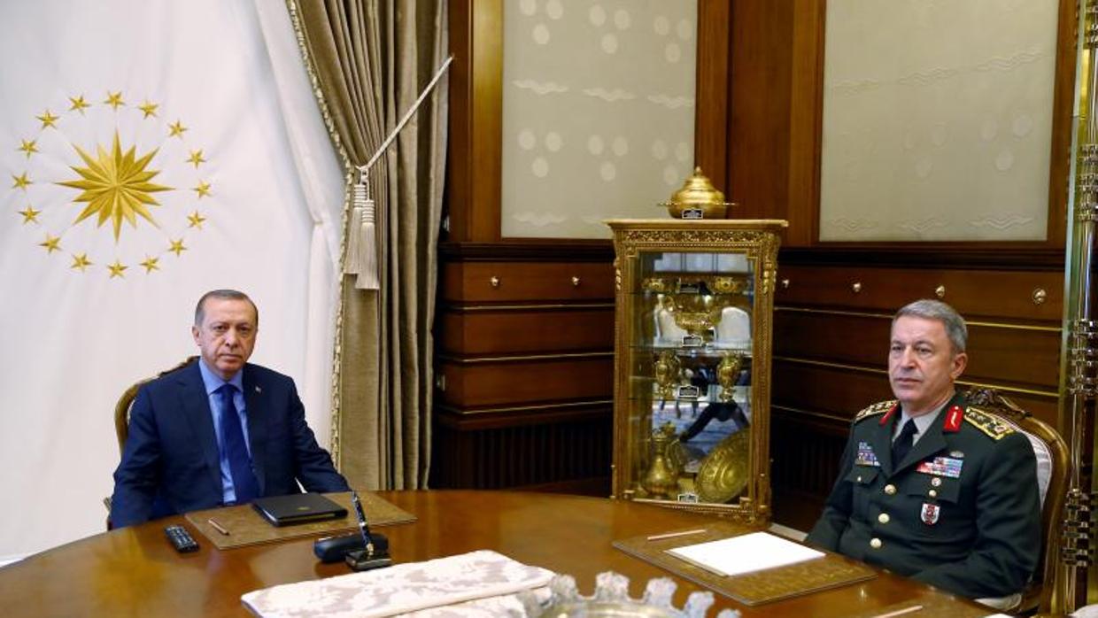 Recep Tayyip Erdogan, reunido este jueves con el jefe del Estado Mayor, general Hulusi Akar, en el palacio presidencial