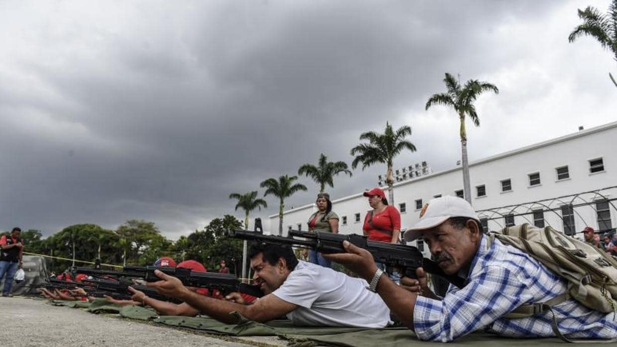Civiles participan en maniobras militares, este sábado en Caracas