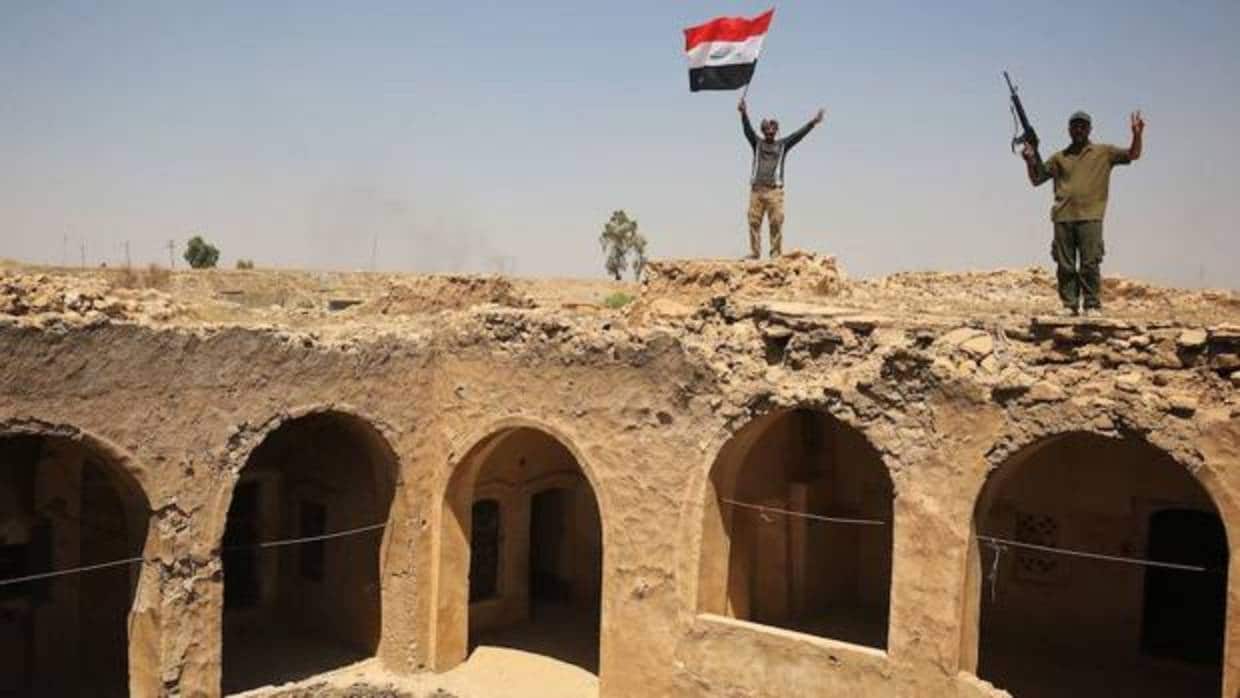 Miembros del ejército iraquí celebran la victoria en Tel Afar