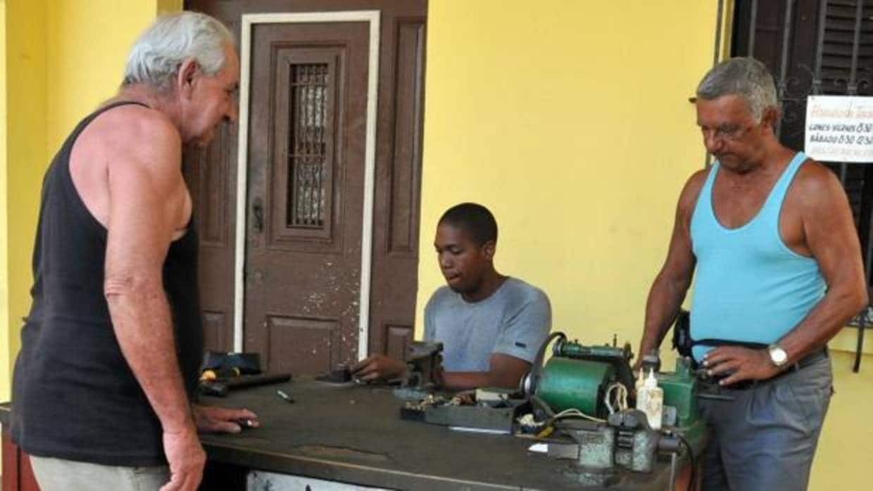 Dos cerrajeros cubanos trabajan en su pequeño negocio en La Habana