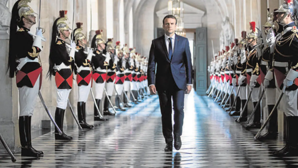 Emmanuel Macron atraviesa la Galería de los Bustos, en Versalles en una imagen reciente
