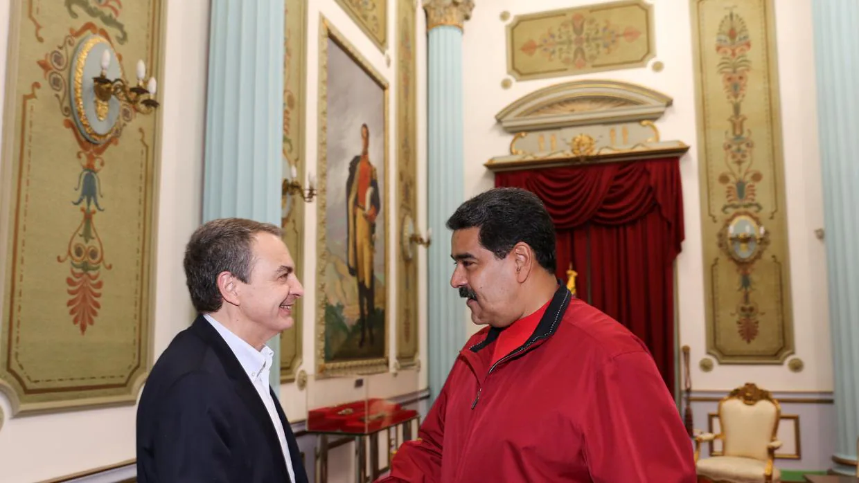 El expresidente de gobierno, josé Luis Rodríguez Zapatero, junto a Nicolás Maduro en el palacio de Miraflores (Caracas) en el mes de febrero