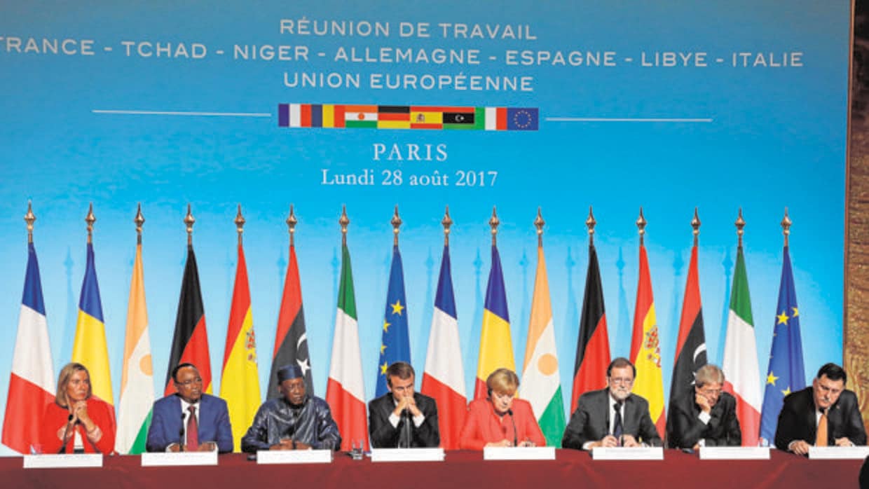 Los jefes de Estado y de Gobierno de los países en al cumbre de inmigración de París, junto a Mogherini