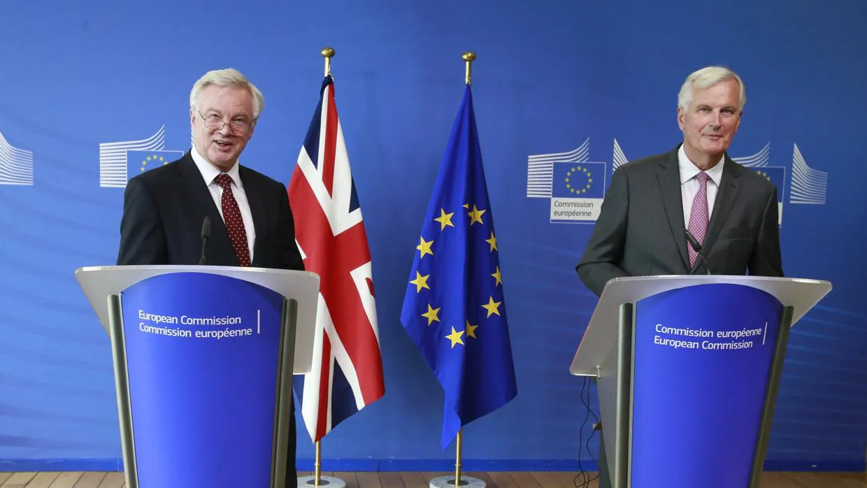 El negociador de la UE, Michael Barnier, y el ministro para la salida de Gran Breataña de la UE, David Davis