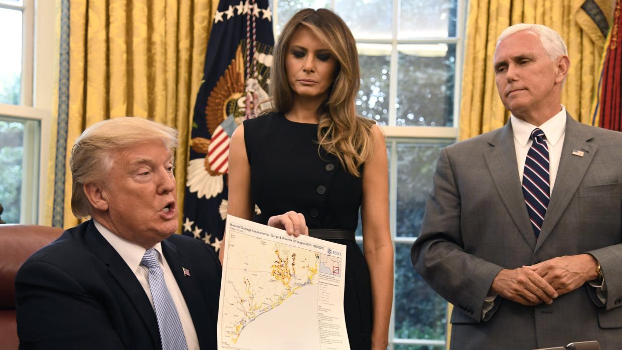 El presidente estadounidense, Donald Trump, firma junto a su equipo de gobierno la declaración de un día de luto nacional en memoria de las 46 víctimas del huracán Harvey