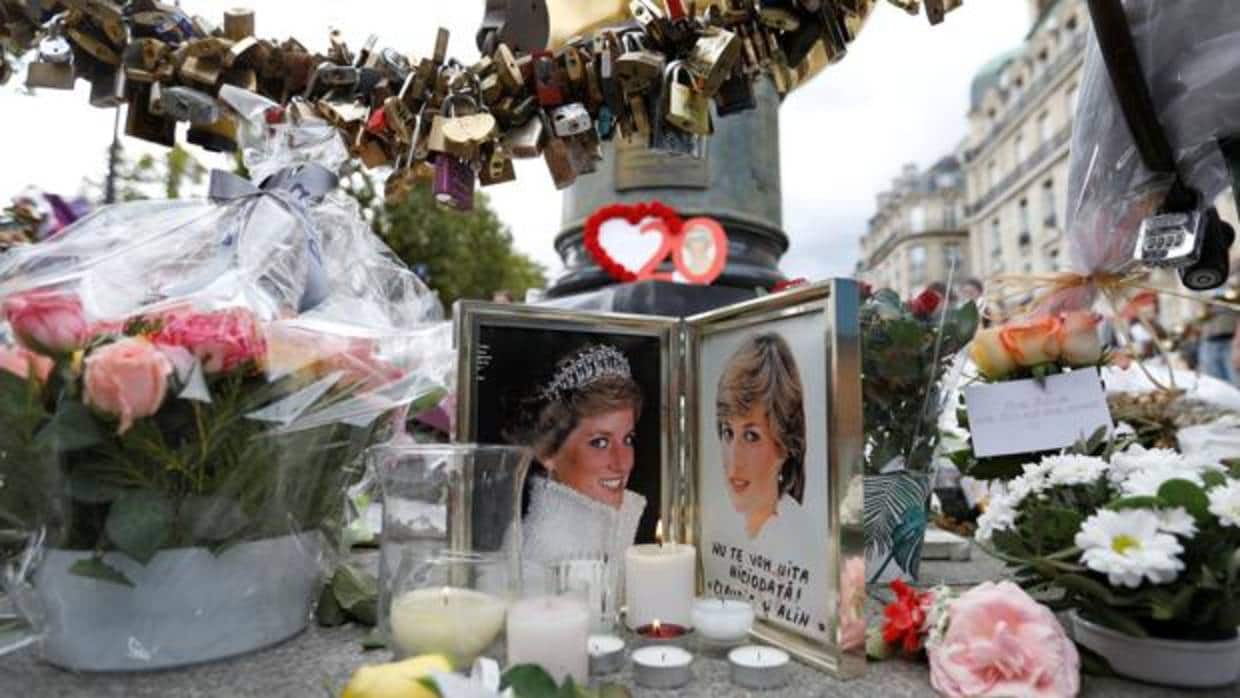 Flores y otros objetos en recuerdo de Diana de Gales en París