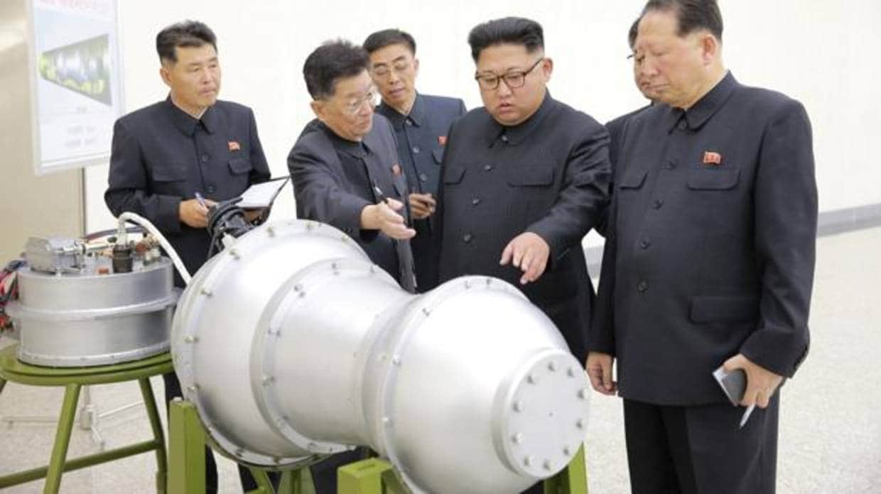 Kim Jong-un revisa la supuesta nueva bomba en el Instituto de Armas Nucleares
