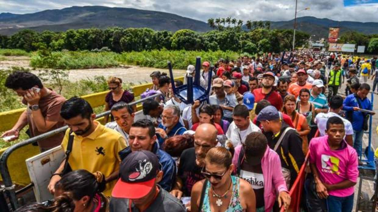 Miles de venezolanos cruzan todos los días la frontera con Colombia para escapar una difícil situación económica