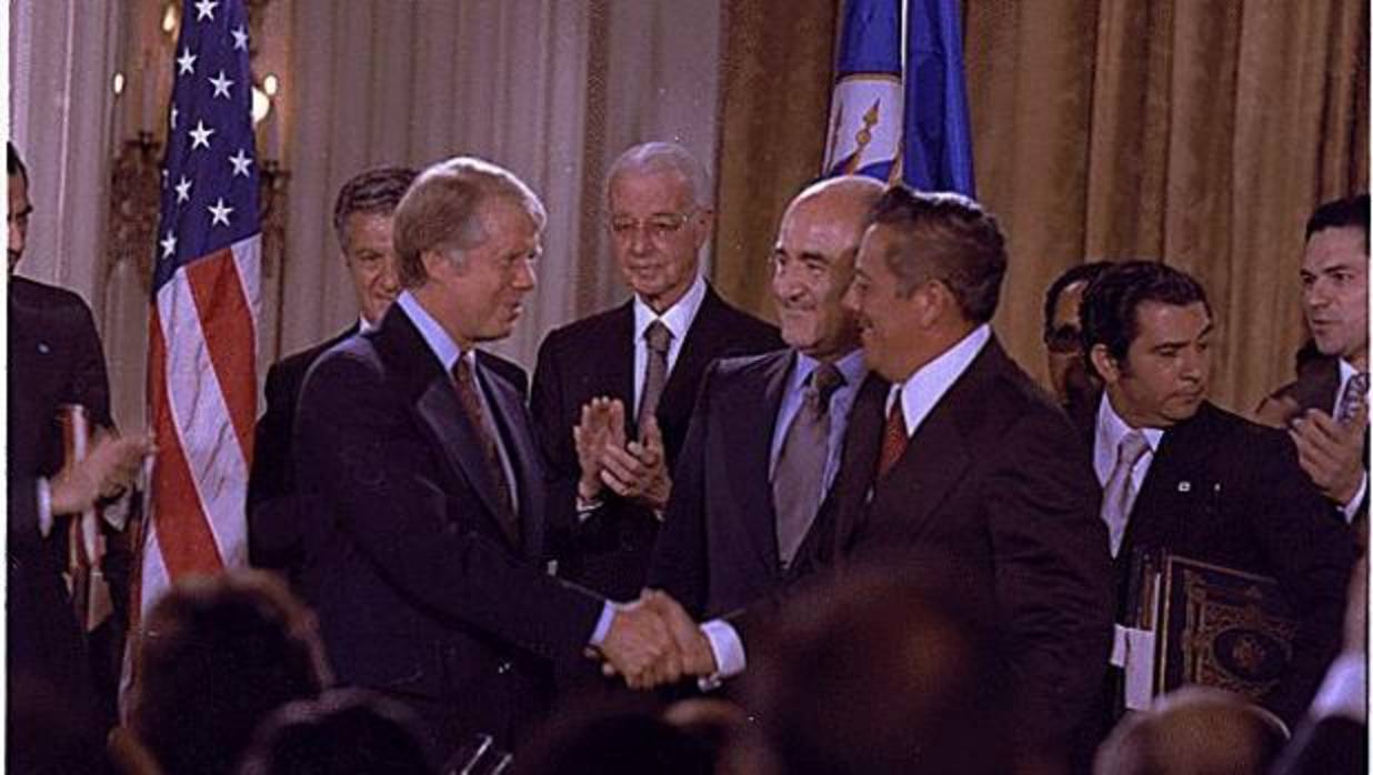Carter y Torrijos en 1977, en la firma de los tratados que devolvían a Panamá la soberanía sobre el istmo