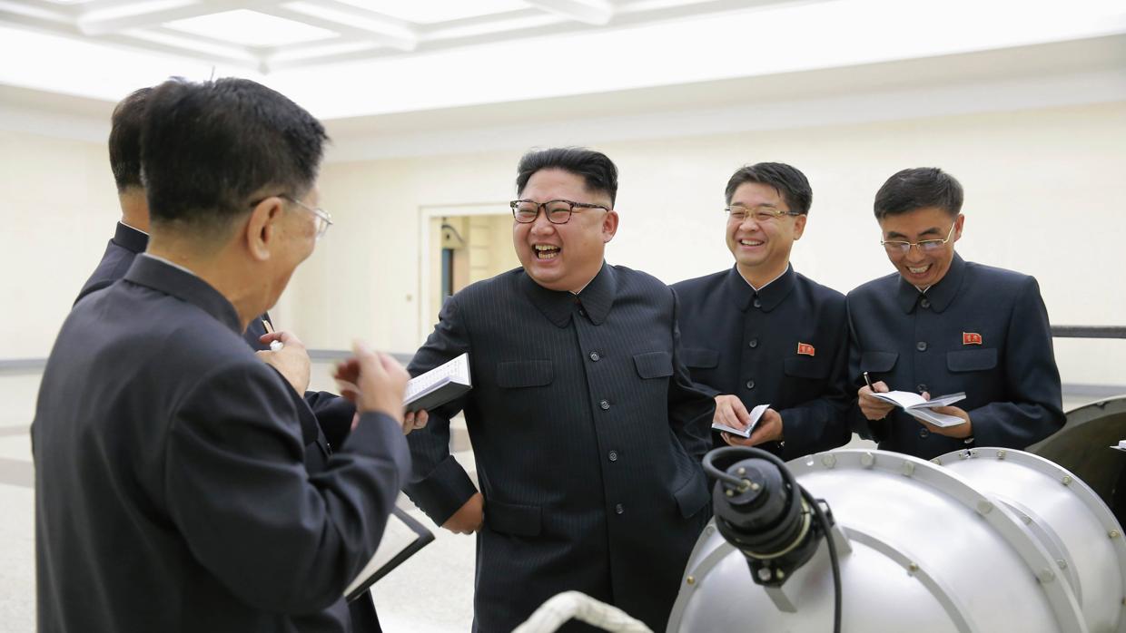 El líder norcoreano, Kim Jong-un durante la prueba de la última bomba de hidrógeno