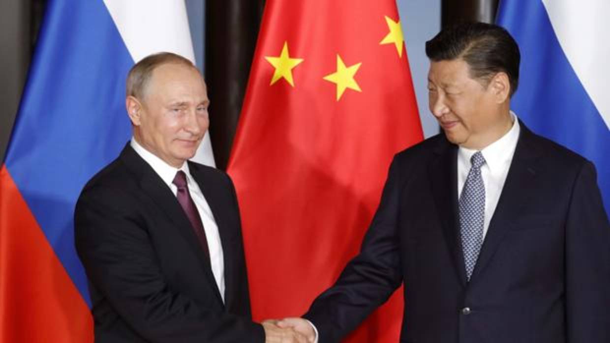 Putin y Xi Jinping se saludan durante la cumbre de los Brics