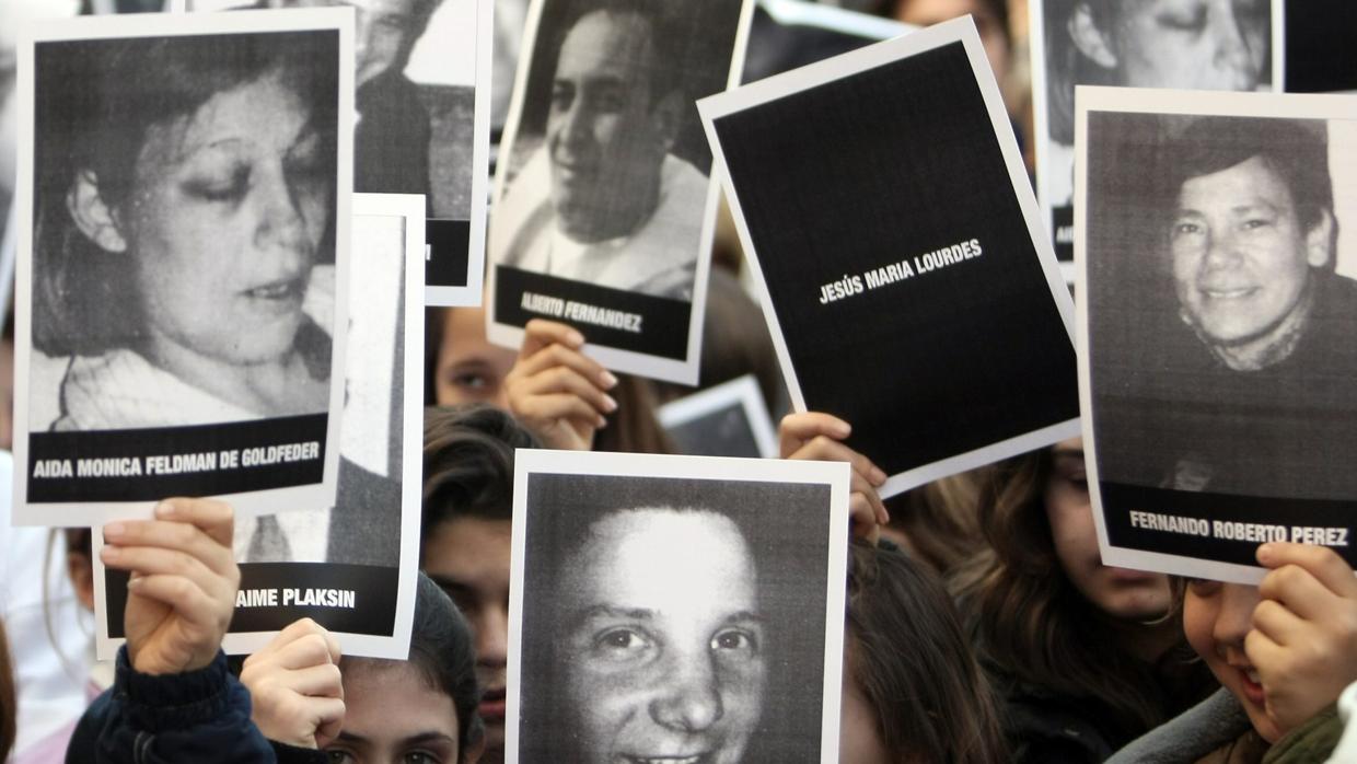 Miembros de la comunidad judía argentina en una concentración con motivo del quince aniversario de la matanza