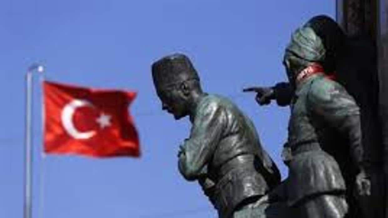 Monumento dedicado a Mustafá Kemal Ataturk, en la plaza Taksim de Estambul