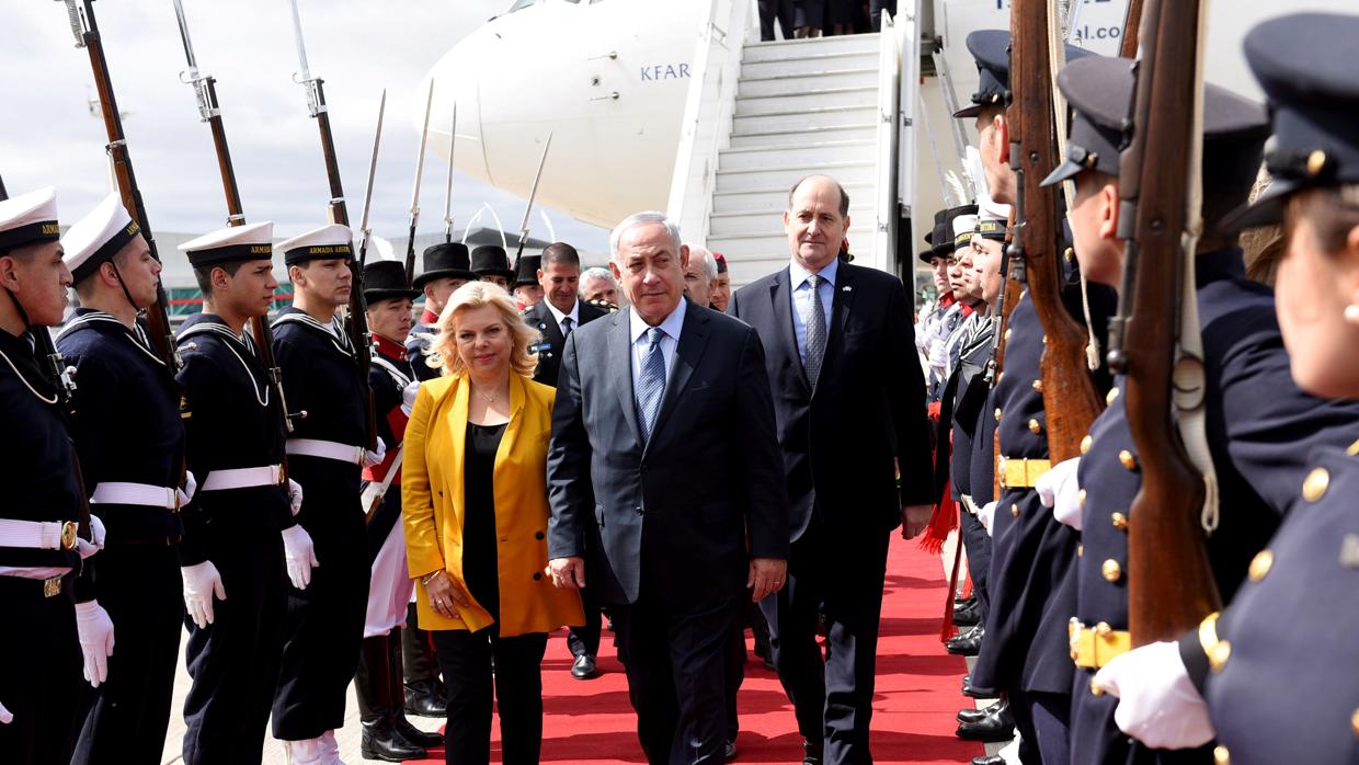El primer ministro israelí, Benjamin Netanyahu, con su esposa Sara, a su llegada a Argentina