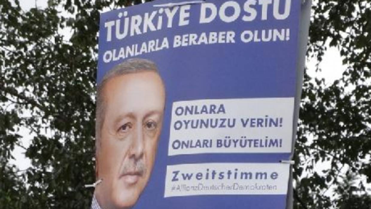 Cartel electoral con la imagen de Erdogan, en Duisburgo
