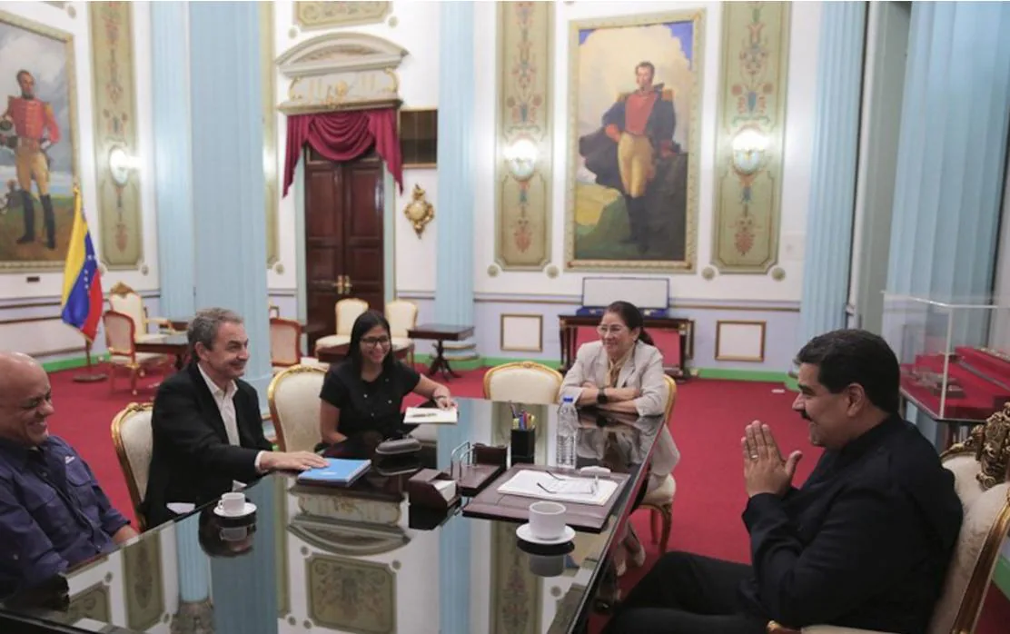 Imagen del último encuentro hecho público entre el expresidente español José Luis Rodríguez Zapatero y el presidente venezolano, Nicolás Maduro, en el Palacio de Miraflores