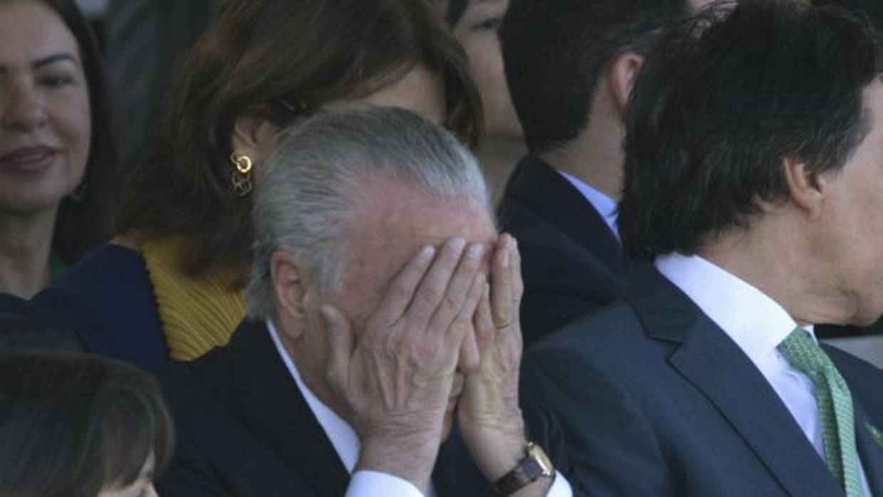 El presidente de Brasil, Michel Temer (c), asiste al desfile para conmemorar los 195 años de la Independencia