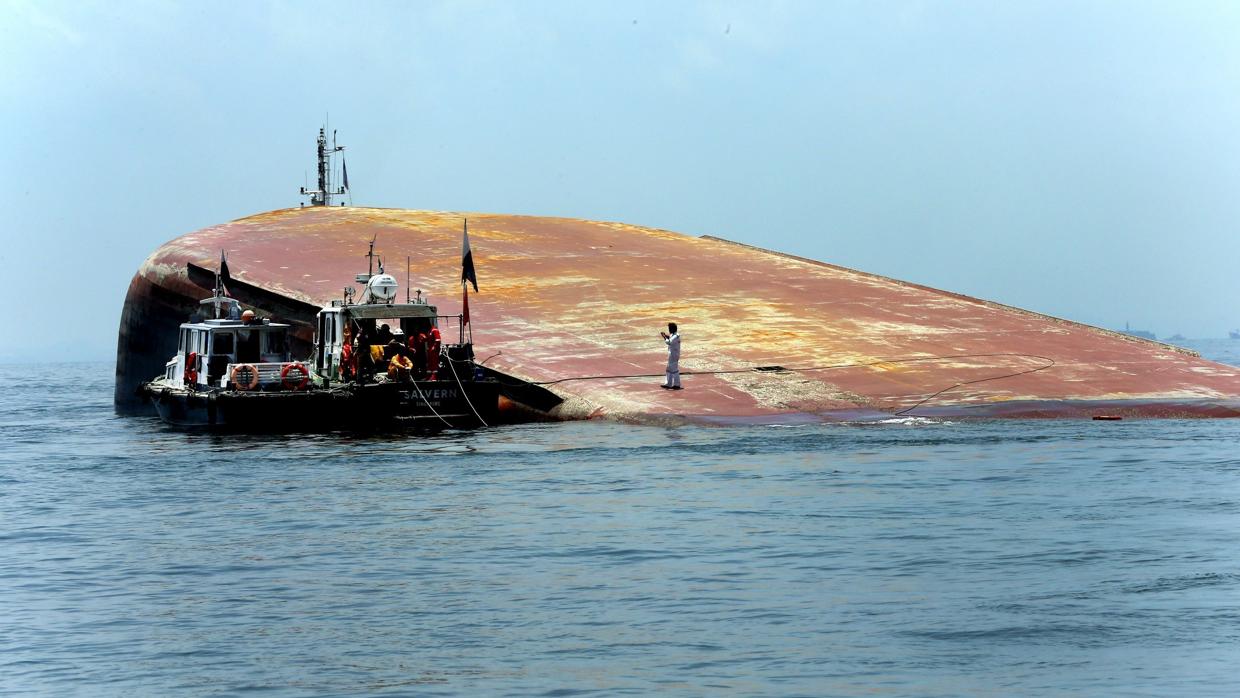 Casco del barco de draga hundido en el estrecho de Singapur