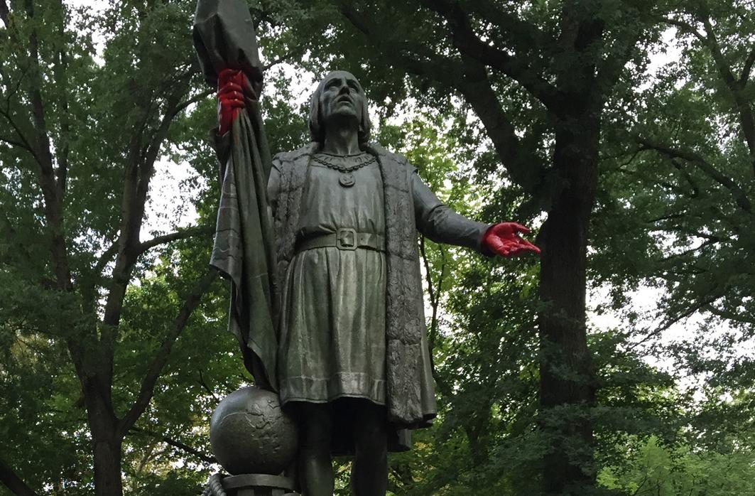 La estatua de Cristóbal Colón en Central Park, tras el ataque vandálico