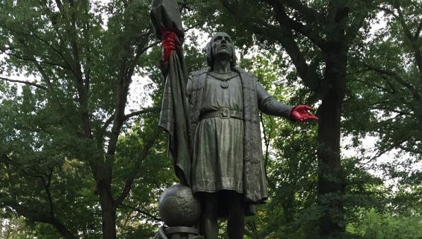 Tiñen de «sangre» las manos de Cristóbal Colón en Central Park