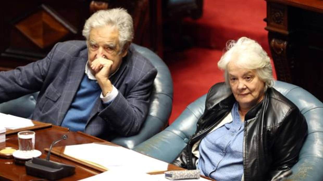 La nueva vicepresidenta de Uruguay y presidenta del a Asamblea General del Parlamento, Lucia Topolansky (derecha), junto a su marido, el expresidente y senador José Mújica