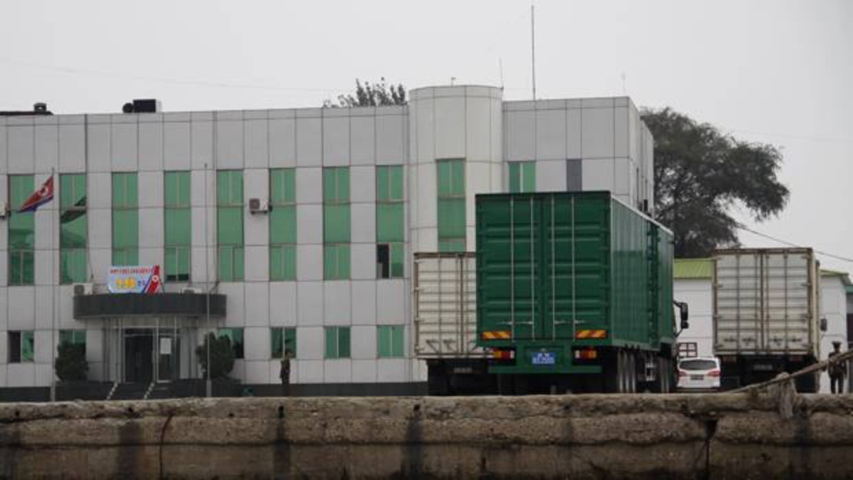 Transporte de mercancías en el muelle de Sinuiju, principal puerta de entrada a Corea del Norte