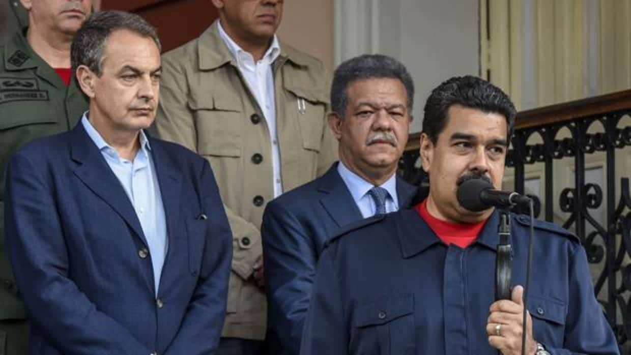 José Luis Rodríguez Zapatero (i), junto al expresidente dominicano (c) y Nicolás Maduro (d)