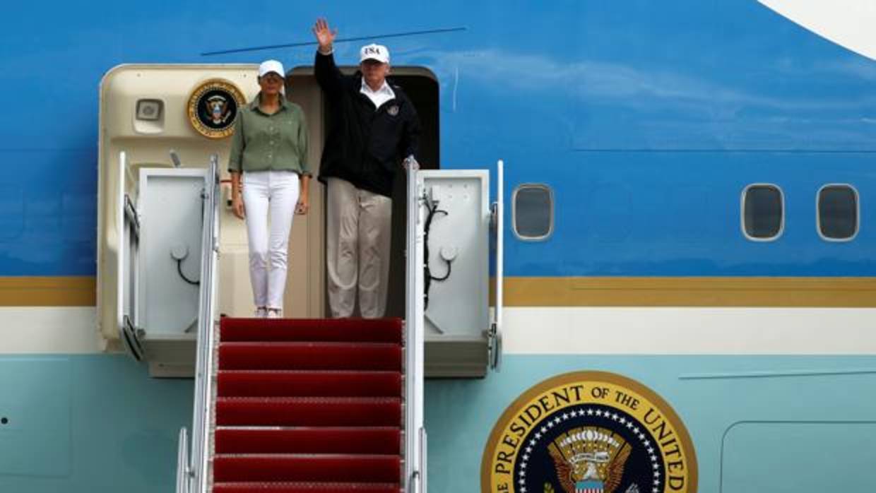El presidente de Estados Unidos, Donald Trump, junto a su esposa; Melania Trump, llegan a Florida a bordo del Air Force One