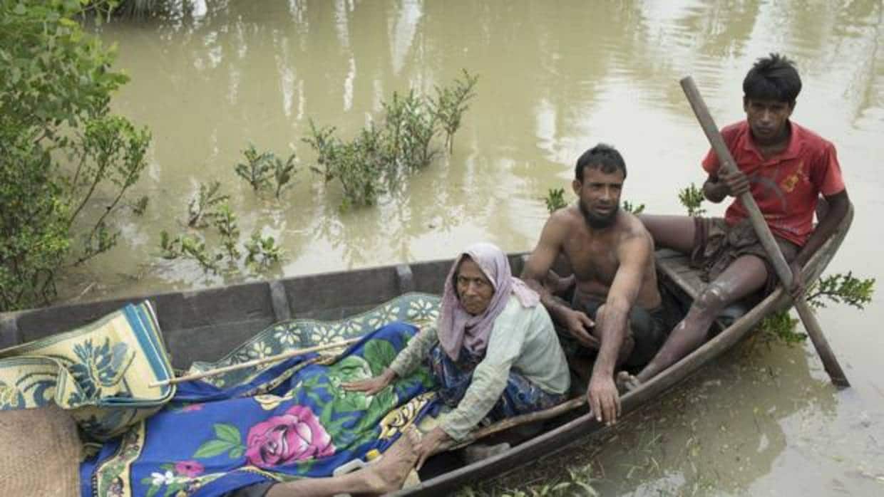 Una familia rohingya huyendo a Bangladesh