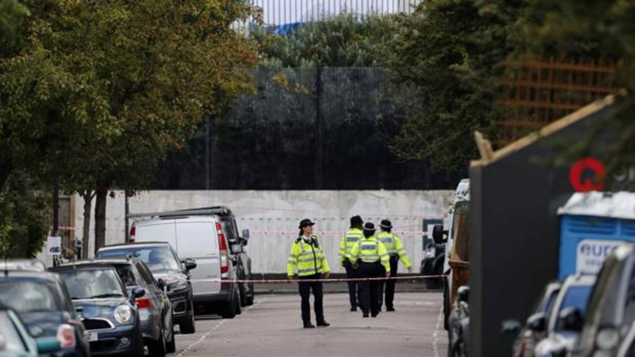 Agentes inspeccionan la zona de la boca de metro de Parsons Green, en Londres, tras el atentado terrorista que se ha producido este viernes