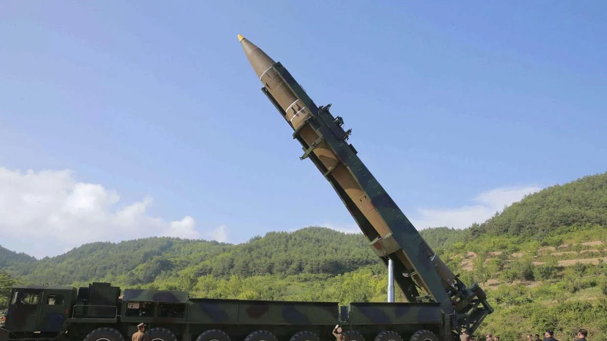 Corea del Norte lanza un misil hacia el mar de Japón